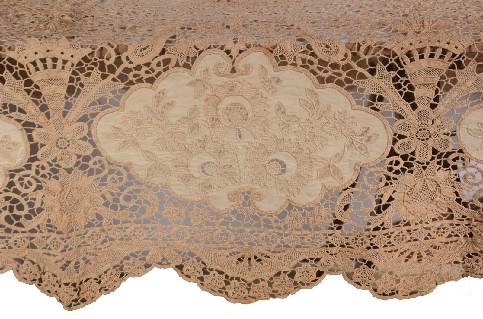 Toalha de mesa de linho bege com bordados e rendas. Acompanham 10... - foto 3 de 10