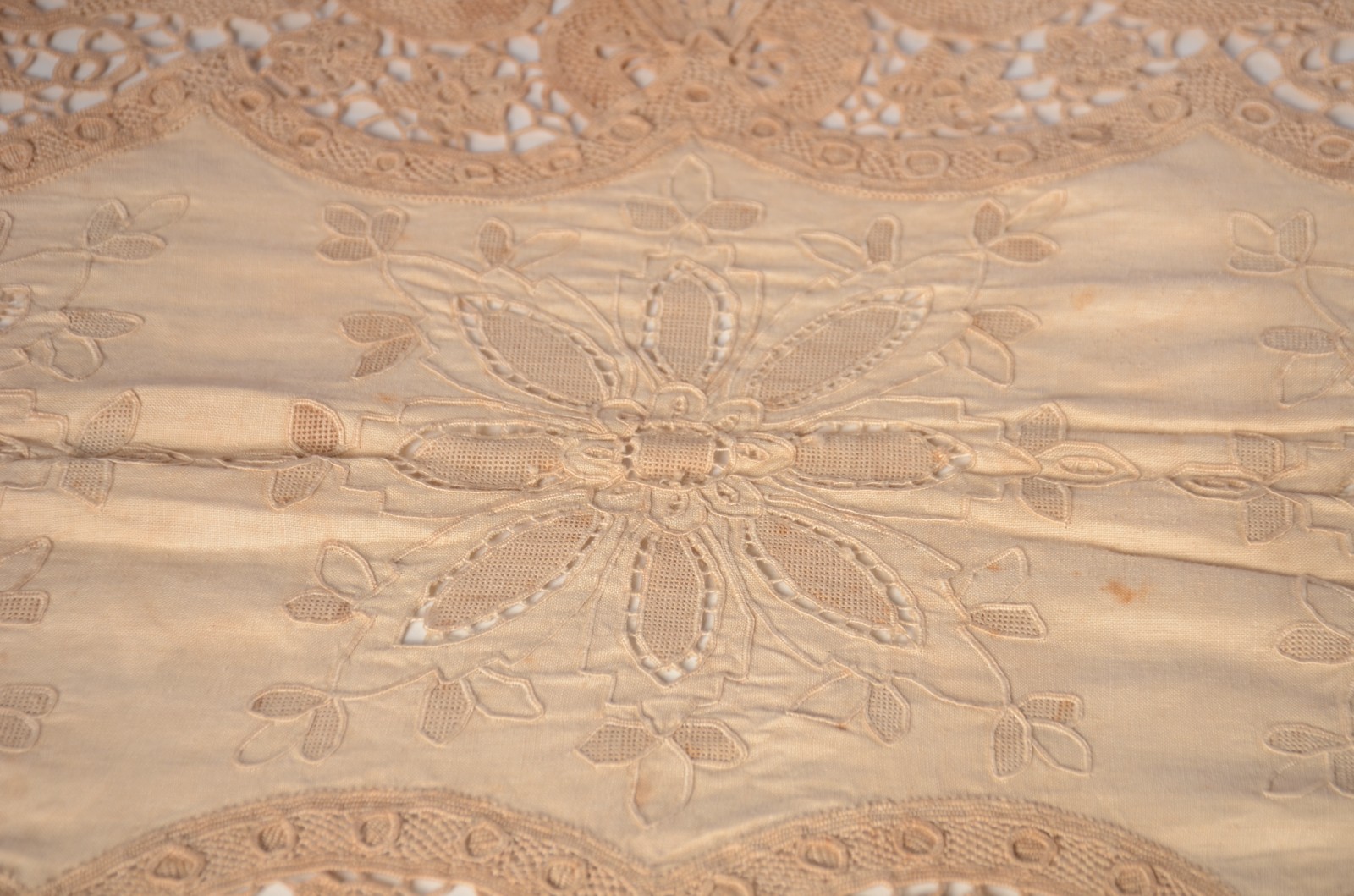 Toalha de mesa de linho bege com bordados e rendas. Acompanham 10... - foto 7 de 10