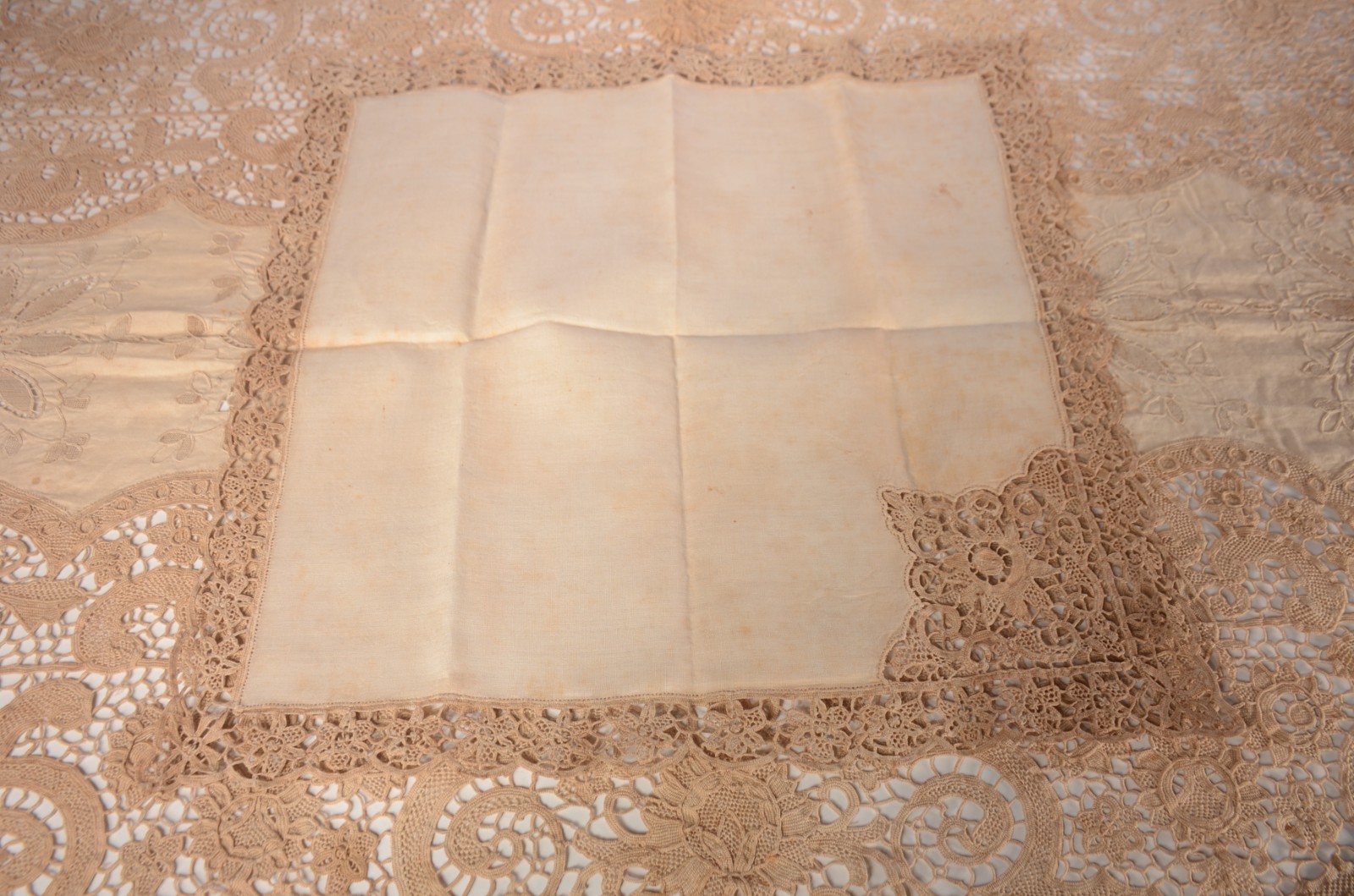 Toalha de mesa de linho bege com bordados e rendas. Acompanham 10... - foto 9 de 10