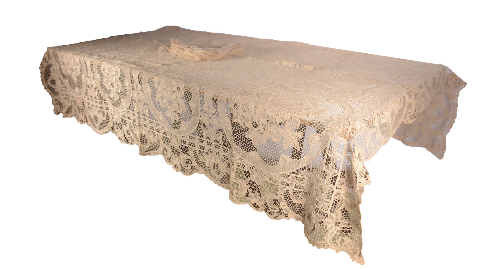 Toalha de mesa na cor bege com bordados e rendas. Acompanham 12... - foto 1 de 9