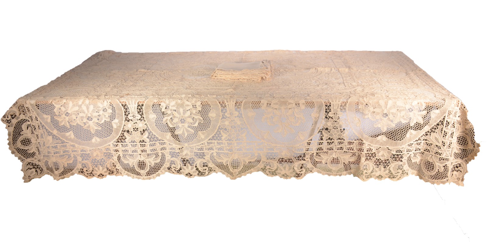 Toalha de mesa na cor bege com bordados e rendas. Acompanham 12... - foto 2 de 9