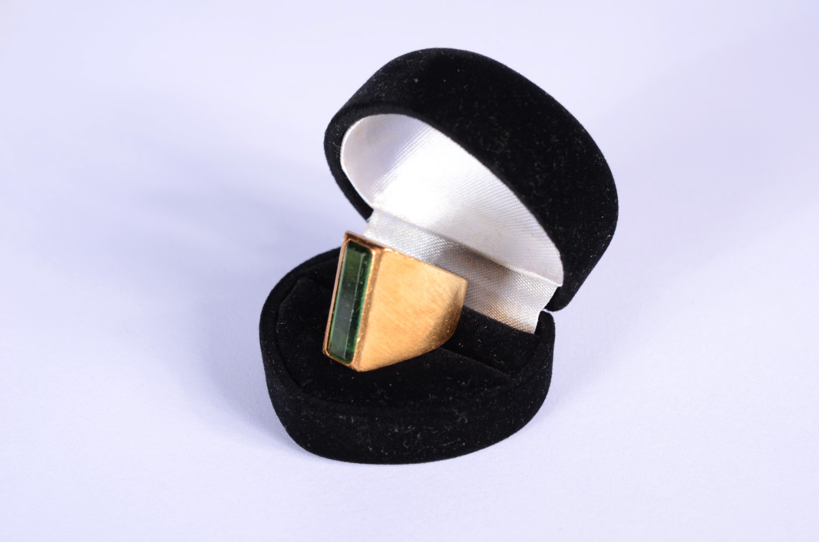 Anel de ouro com pedra verde lapidada, aro 11. (Por motivos de... - foto 2 de 8