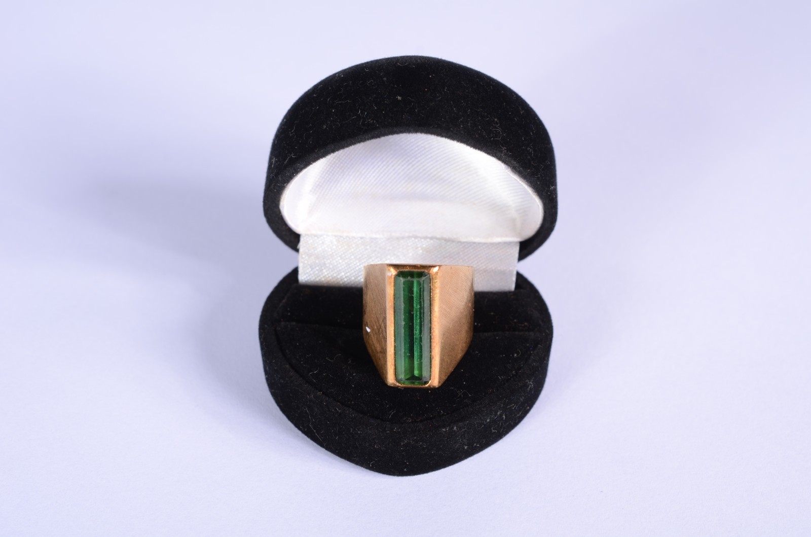 Anel de ouro com pedra verde lapidada, aro 11. (Por motivos de... - foto 3 de 8