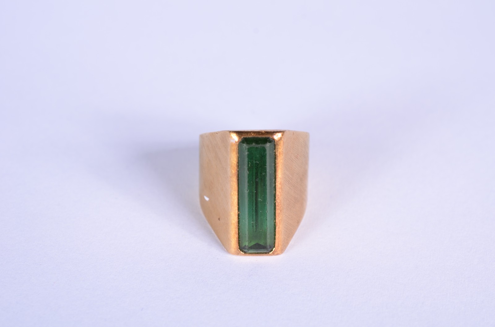 Anel de ouro com pedra verde lapidada, aro 11. (Por motivos de... - foto 1 de 8