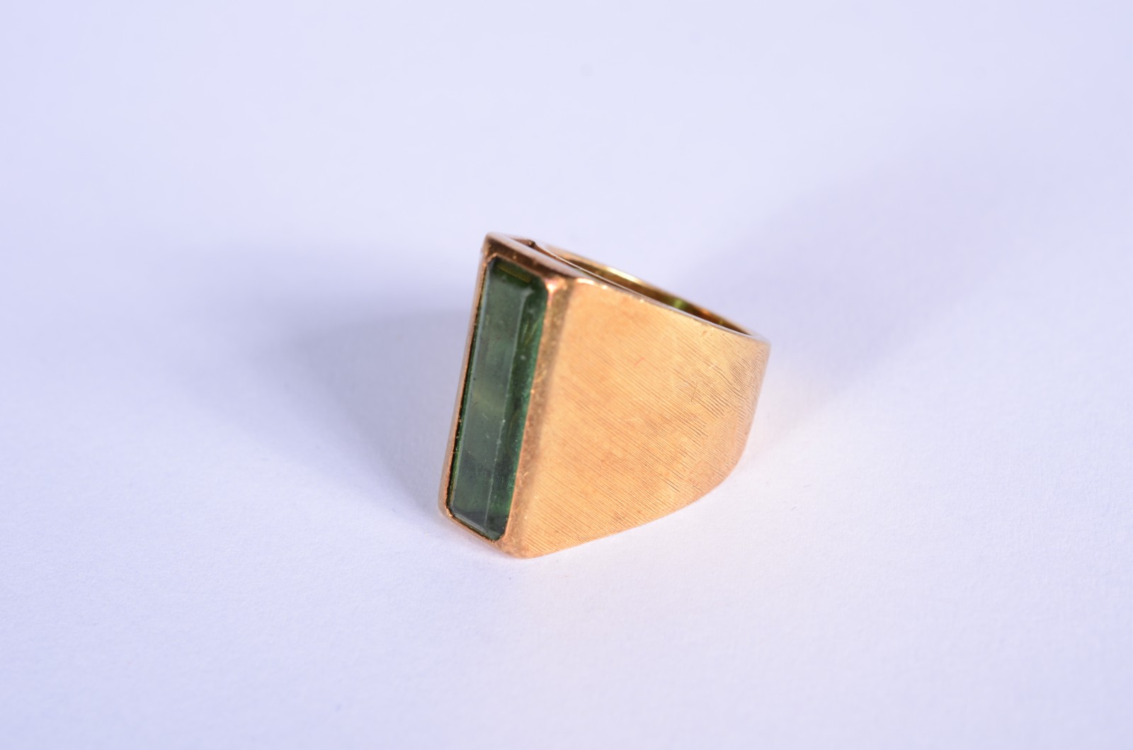 Anel de ouro com pedra verde lapidada, aro 11. (Por motivos de... - foto 4 de 8