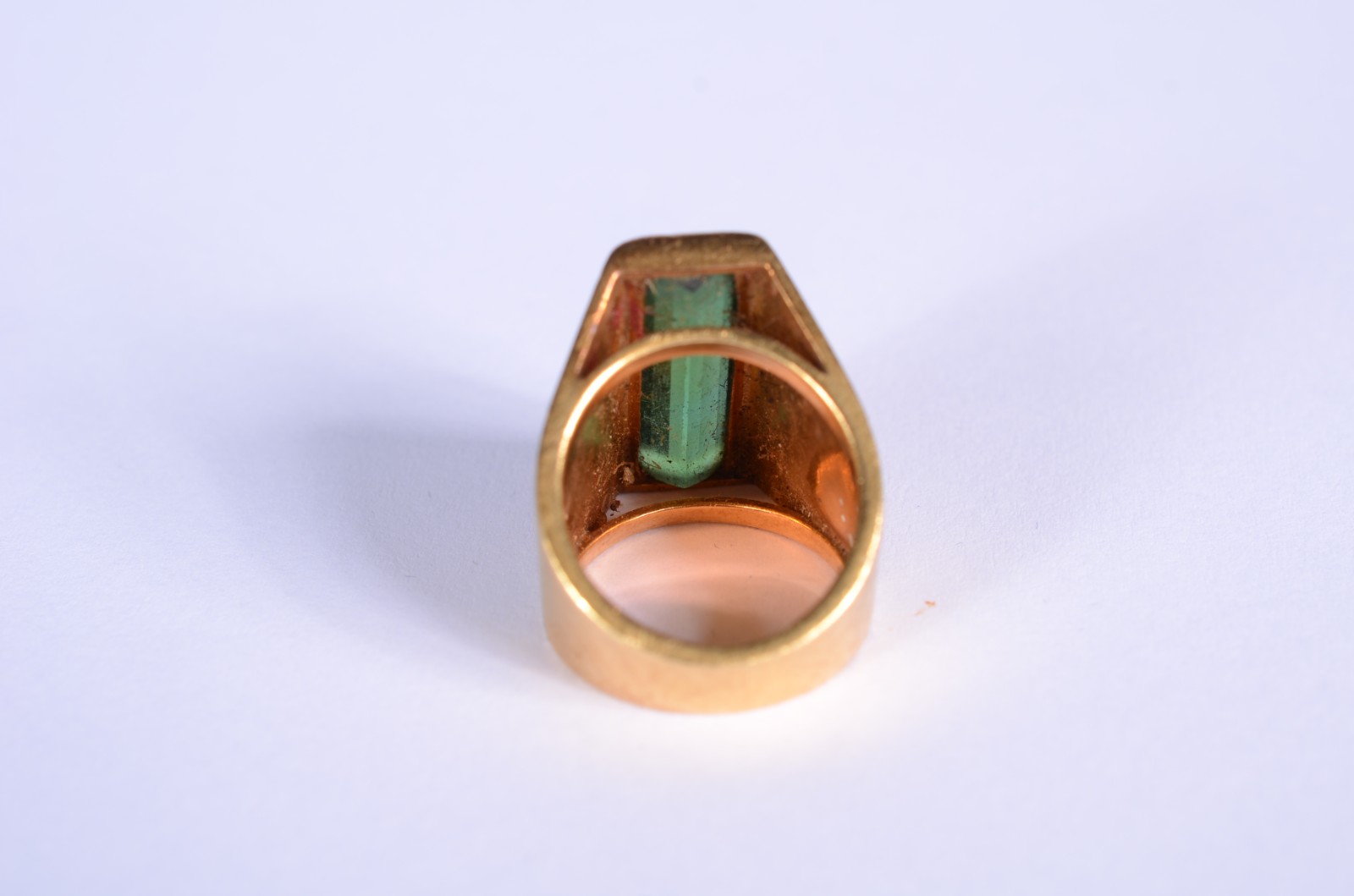 Anel de ouro com pedra verde lapidada, aro 11. (Por motivos de... - foto 5 de 8