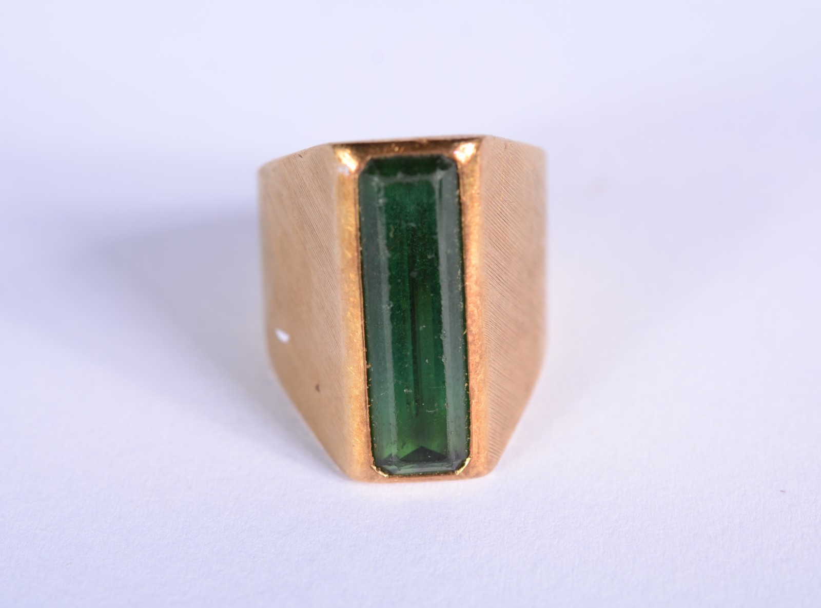 Anel de ouro com pedra verde lapidada, aro 11. (Por motivos de... - foto 6 de 8