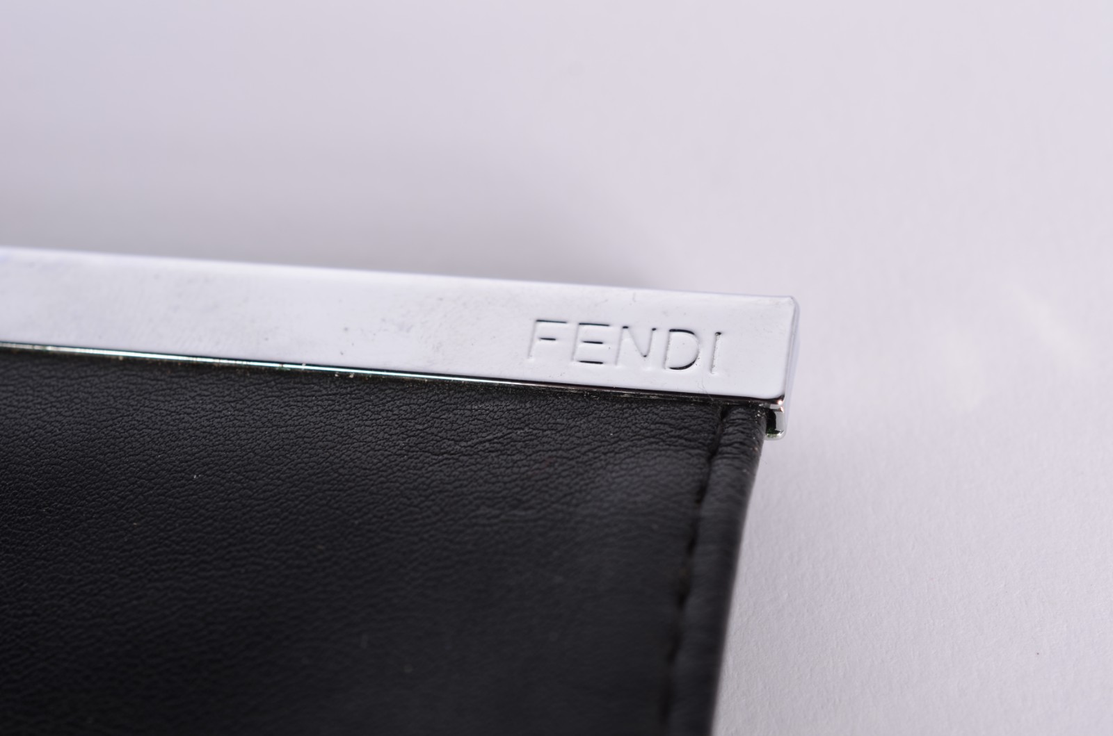 Óculos de sol da Fendi, no estojo. - foto 8 de 8
