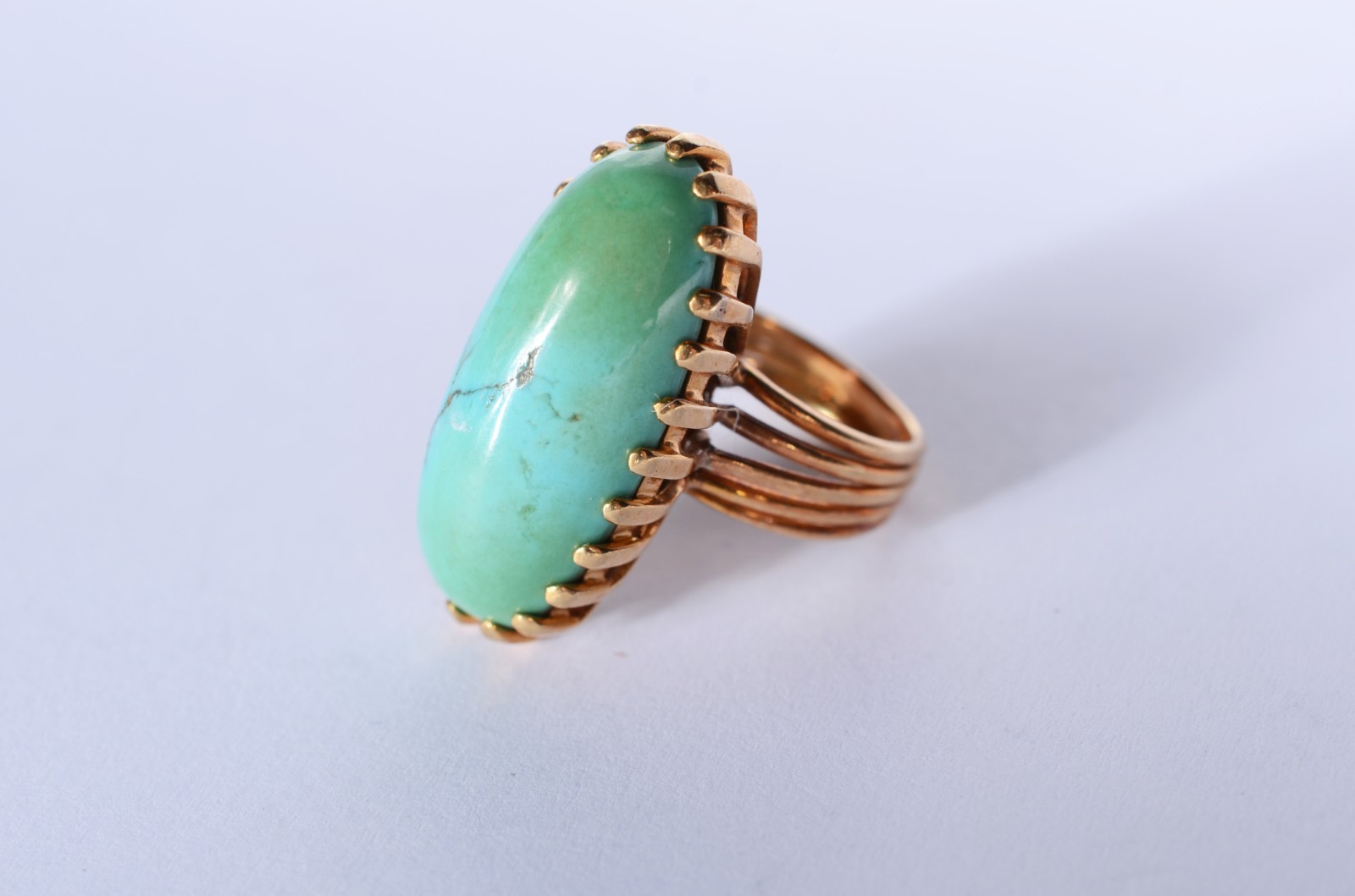 Anel de ouro 18 k., com pedra turquesa, aro 8. (Por motivos de... - foto 1 de 5