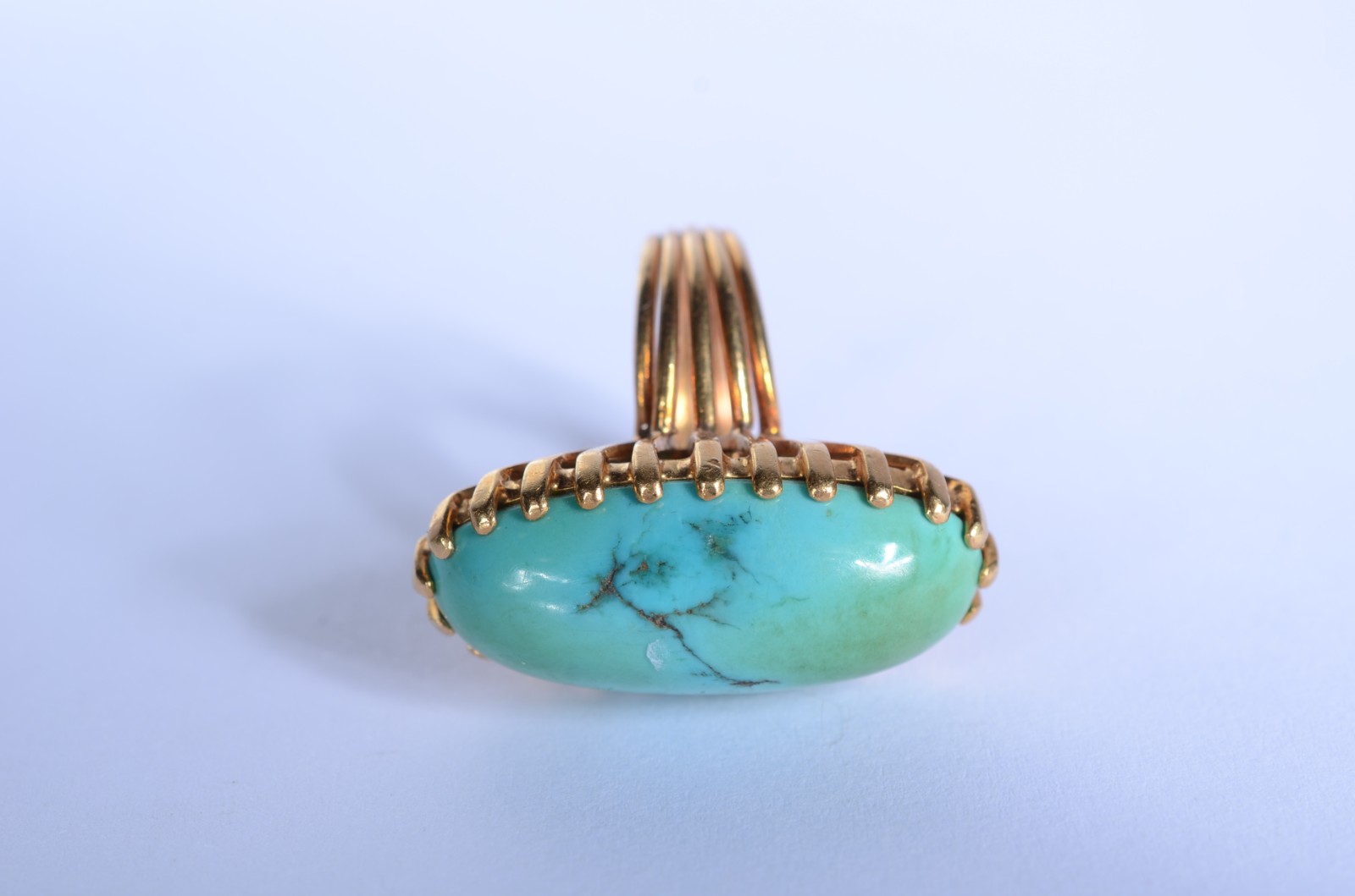 Anel de ouro 18 k., com pedra turquesa, aro 8. (Por motivos de... - foto 2 de 5