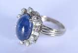 Anel de platina com safira cabochon e diamantes... - Anel de platina com safira cabochon e diamantes, aro 12.  (Por motivos de segurança a peça não se encontra na loja).
