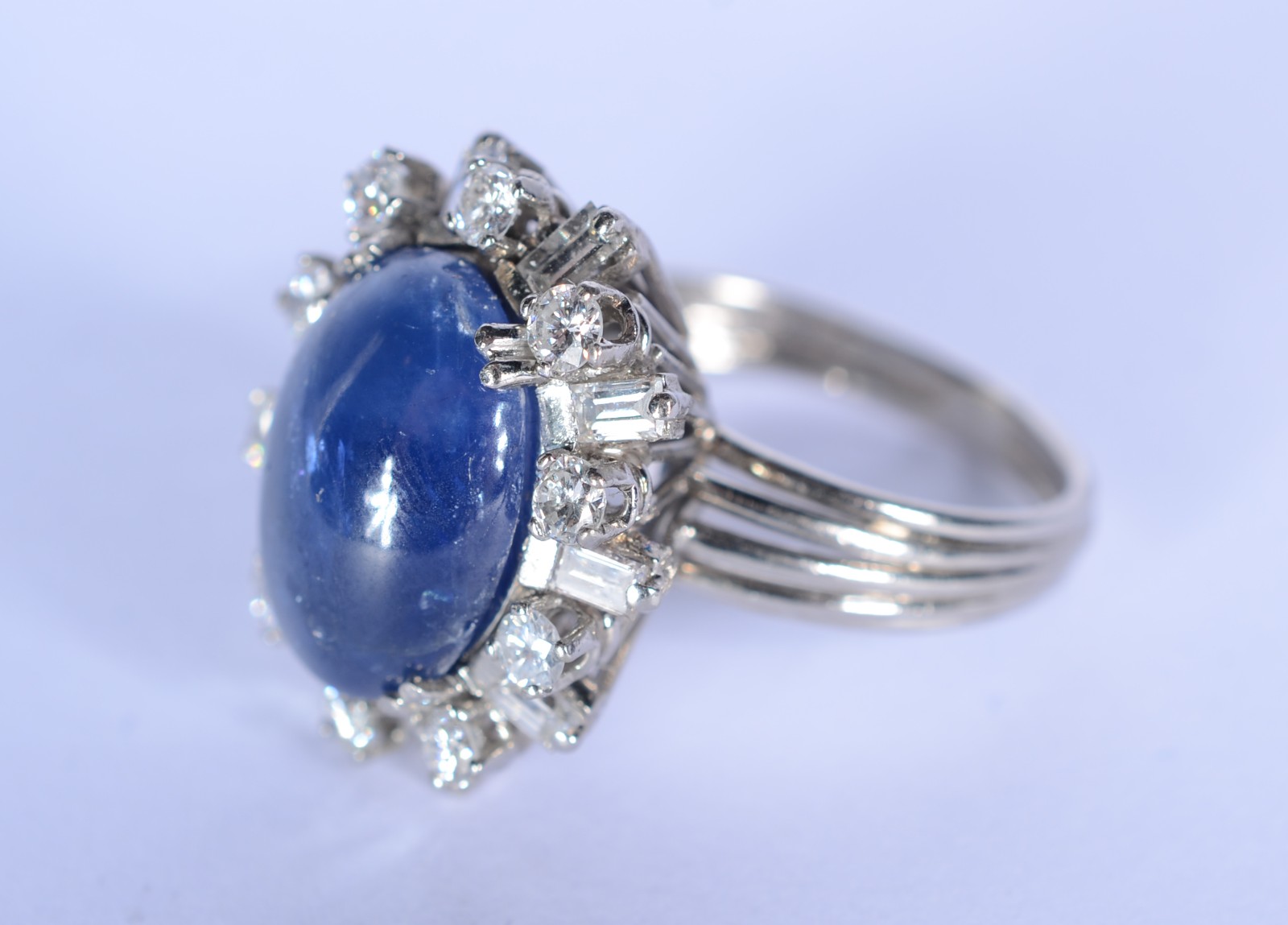 Anel de platina com safira cabochon e diamantes, aro 12. (Por motivos... - foto 1 de 9