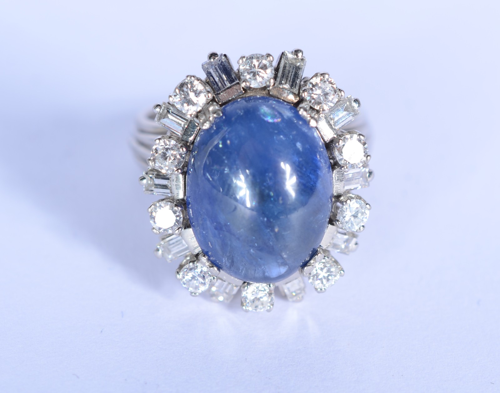 Anel de platina com safira cabochon e diamantes, aro 12. (Por motivos... - foto 2 de 9