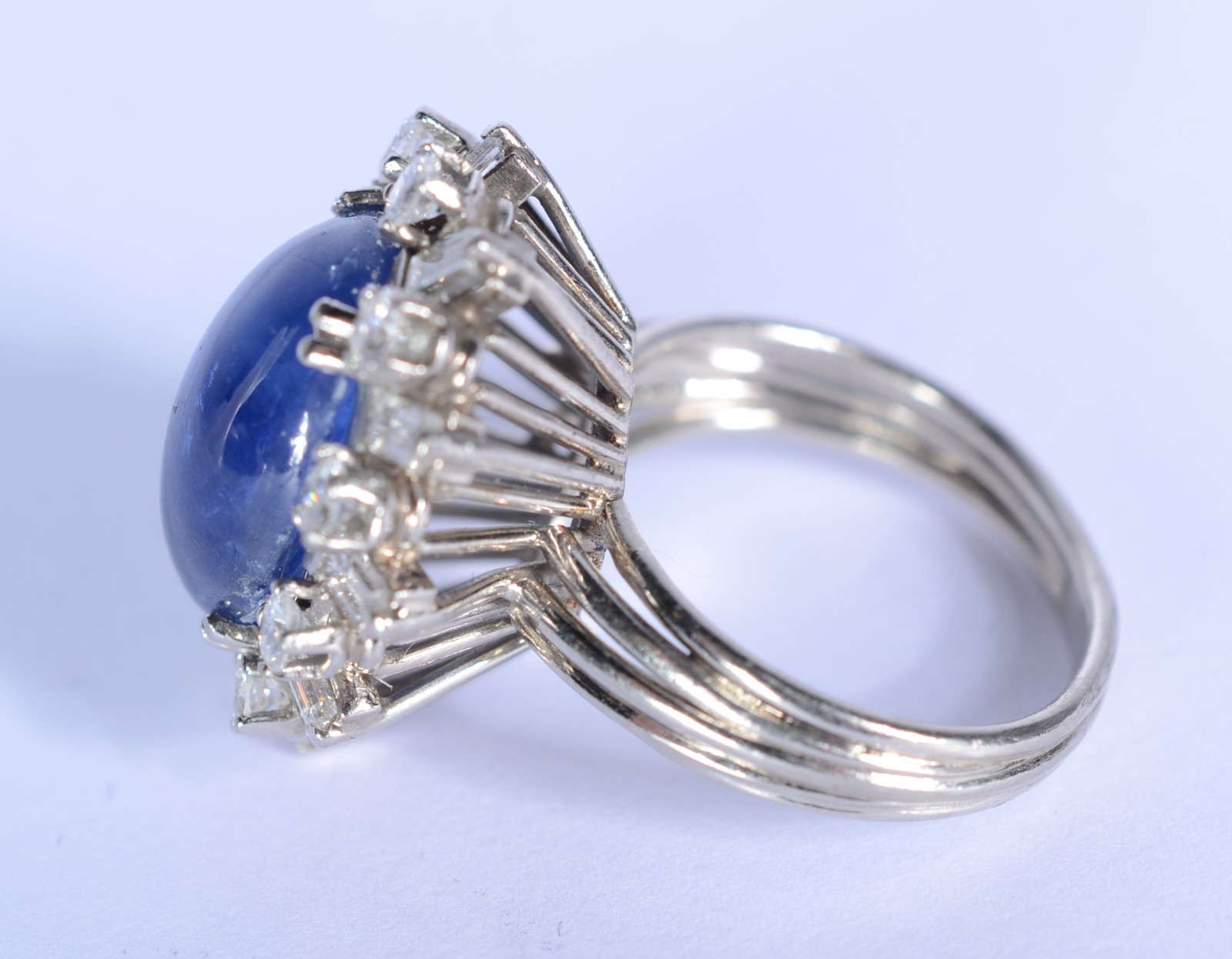 Anel de platina com safira cabochon e diamantes, aro 12. (Por motivos... - foto 3 de 9