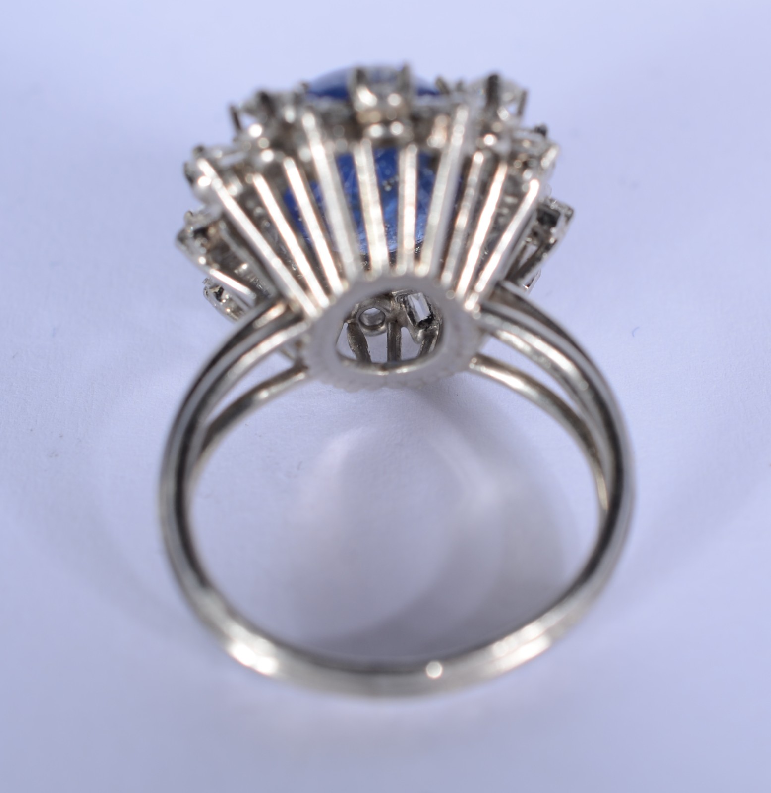 Anel de platina com safira cabochon e diamantes, aro 12. (Por motivos... - foto 4 de 9