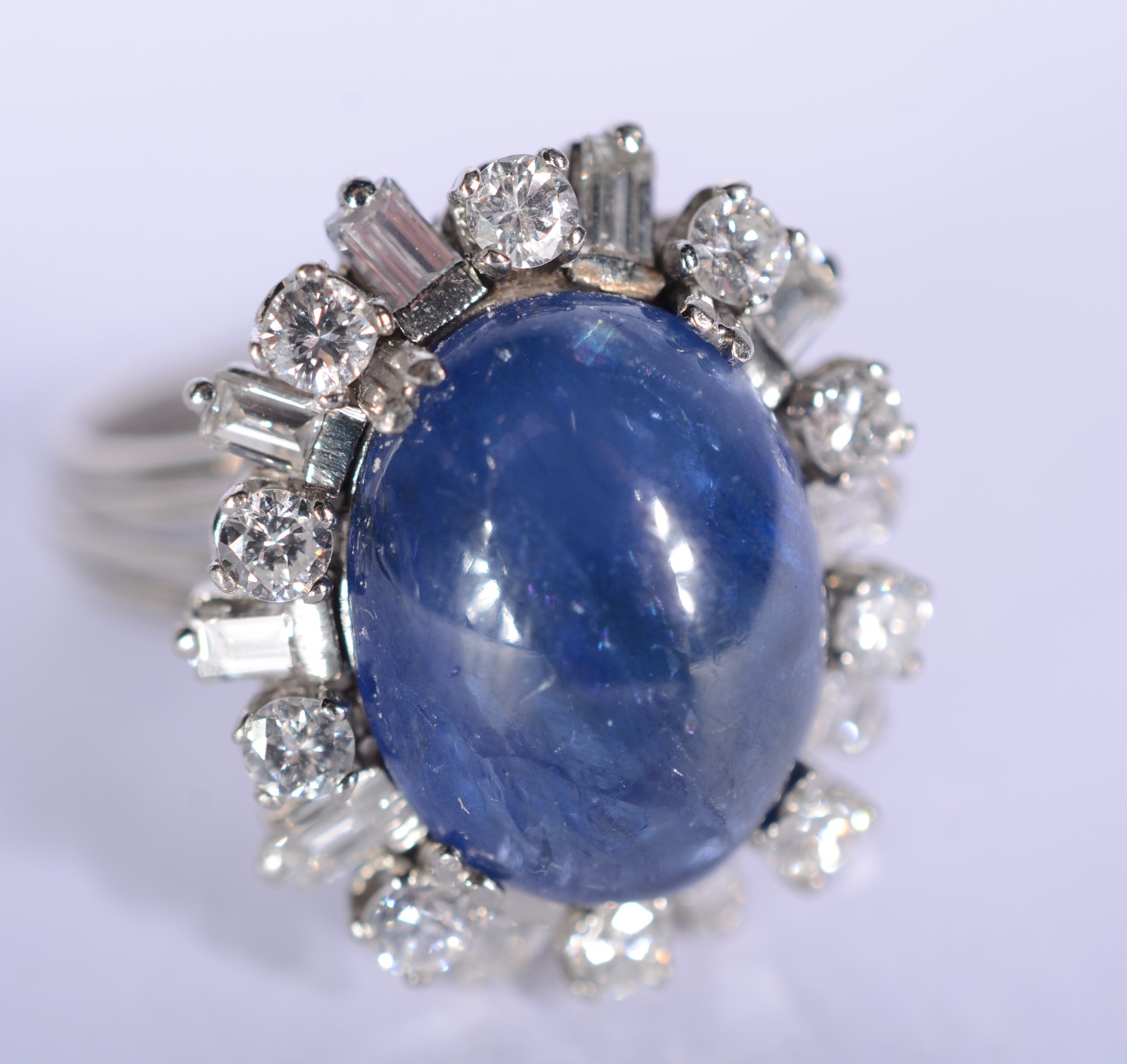 Anel de platina com safira cabochon e diamantes, aro 12. (Por motivos... - foto 5 de 9