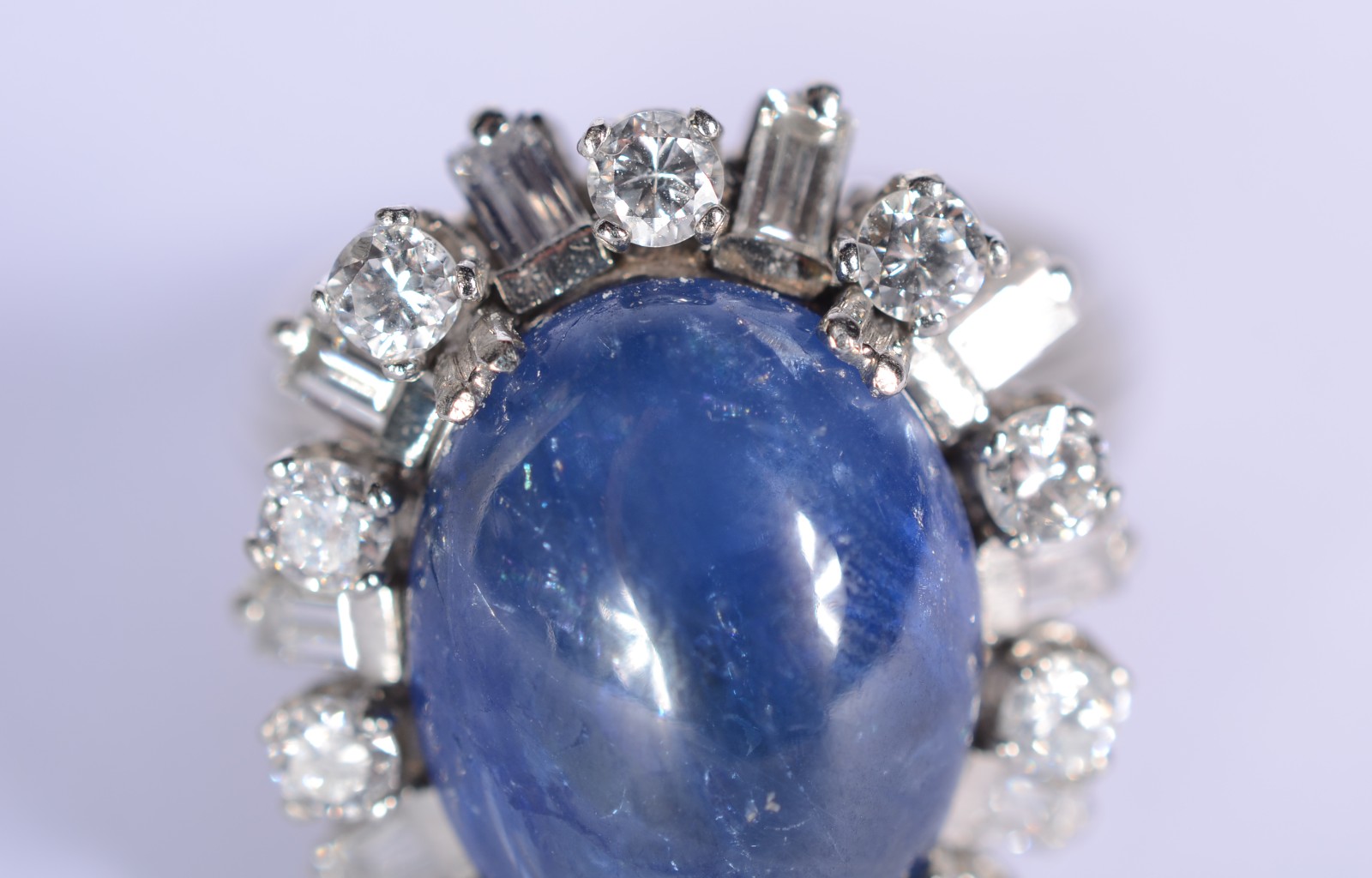 Anel de platina com safira cabochon e diamantes, aro 12. (Por motivos... - foto 6 de 9