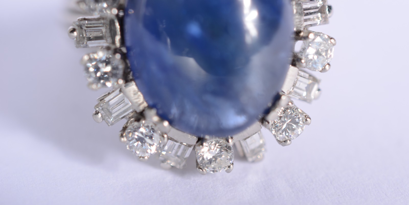 Anel de platina com safira cabochon e diamantes, aro 12. (Por motivos... - foto 7 de 9