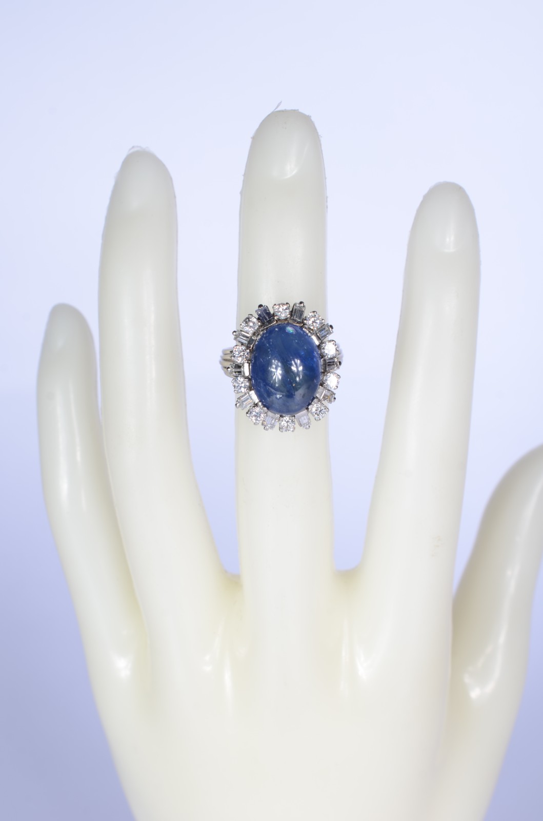 Anel de platina com safira cabochon e diamantes, aro 12. (Por motivos... - foto 8 de 9