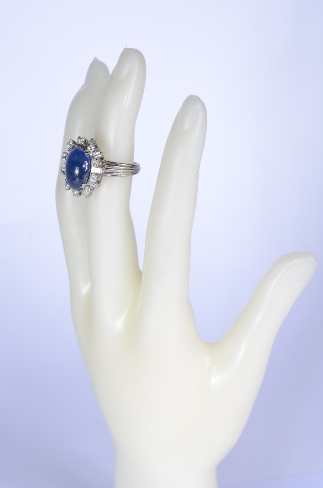 Anel de platina com safira cabochon e diamantes, aro 12. (Por motivos... - foto 9 de 9