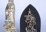 SÁ PEIXOTO,  - Duas imagens de Nossa Senhora de Fátima, sendo uma de prata emoldurada, assinada Sá Peixoto; e outra, de metal prateado (desgastes).