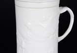 Caneca para chá com coador interno de cerâmica ... - Caneca para chá com coador interno de cerâmica branca decorada com pagode chines em relevo. Mínimo bicado.