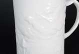 Caneca para chá com coador interno de cerâmica ... - Caneca para chá com coador interno de cerâmica branca decorada com pagode chines em relevo. Mínimo bicado.