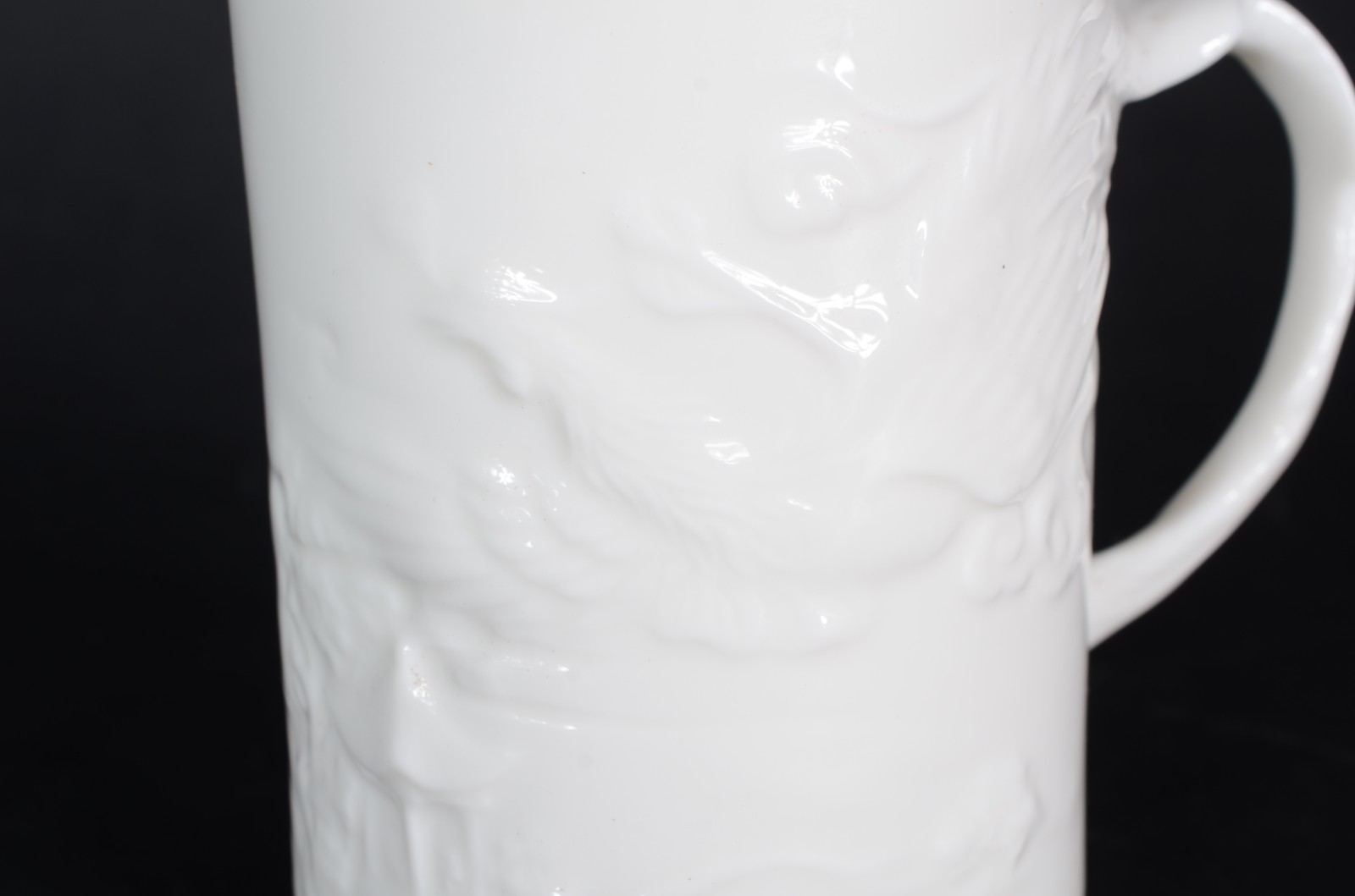 Caneca para chá com coador interno de cerâmica branca decorada com... - foto 2 de 7