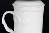 Caneca para chá com coador interno de cerâmica ... - Caneca para chá com coador interno de cerâmica branca decorada com pagode chines em relevo. Mínimo bicado.