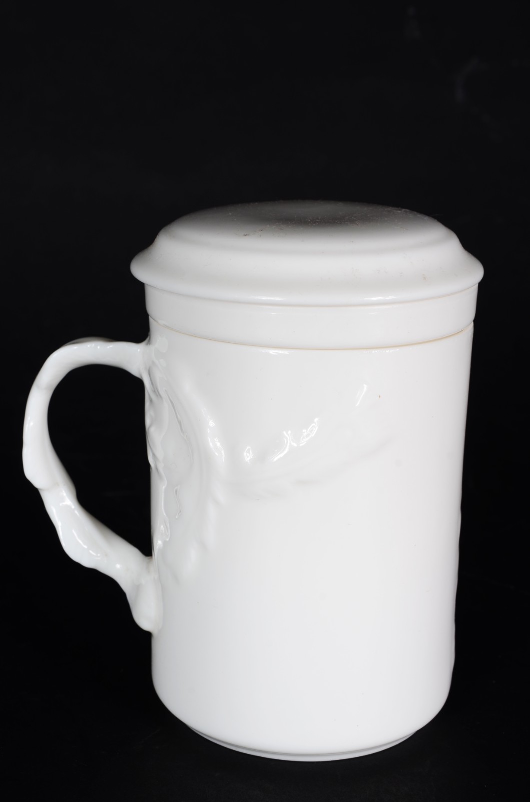 Caneca para chá com coador interno de cerâmica branca decorada com... - foto 3 de 7