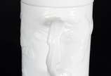 Caneca para chá com coador interno de cerâmica ... - Caneca para chá com coador interno de cerâmica branca decorada com pagode chines em relevo. Mínimo bicado.