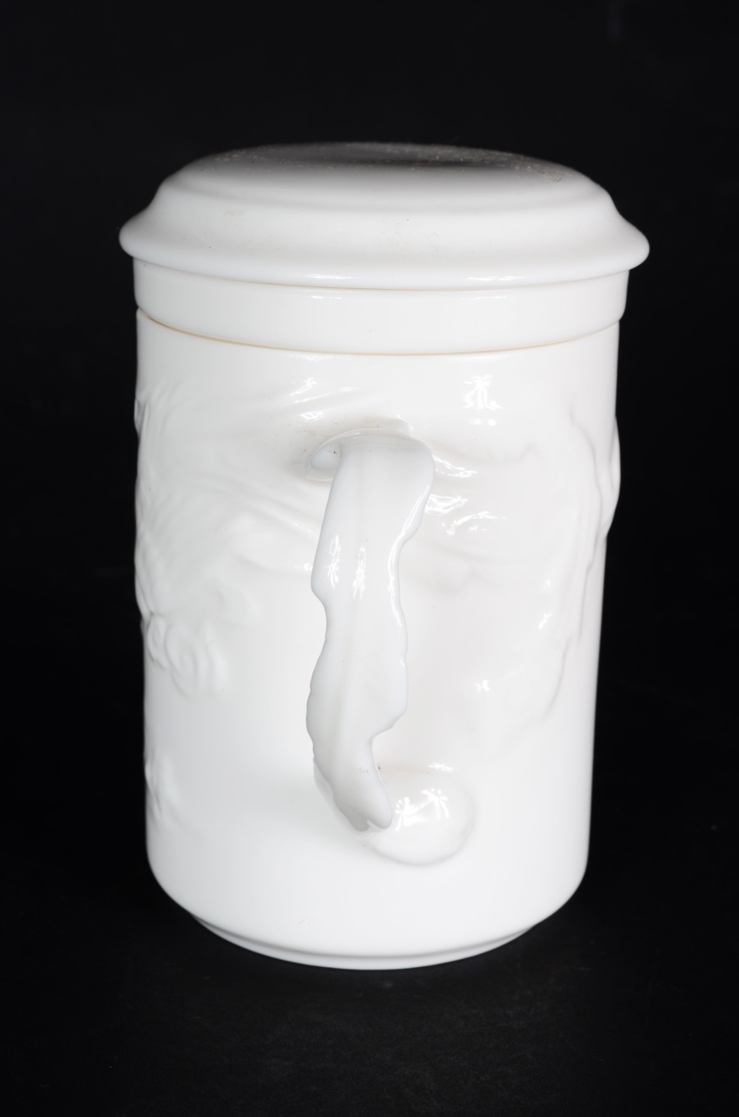 Caneca para chá com coador interno de cerâmica branca decorada com... - foto 4 de 7