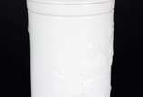 Caneca para chá com coador interno de cerâmica ... - Caneca para chá com coador interno de cerâmica branca decorada com pagode chines em relevo. Mínimo bicado.
