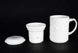Caneca para chá com coador interno de cerâmica ... - Caneca para chá com coador interno de cerâmica branca decorada com pagode chines em relevo. Mínimo bicado.