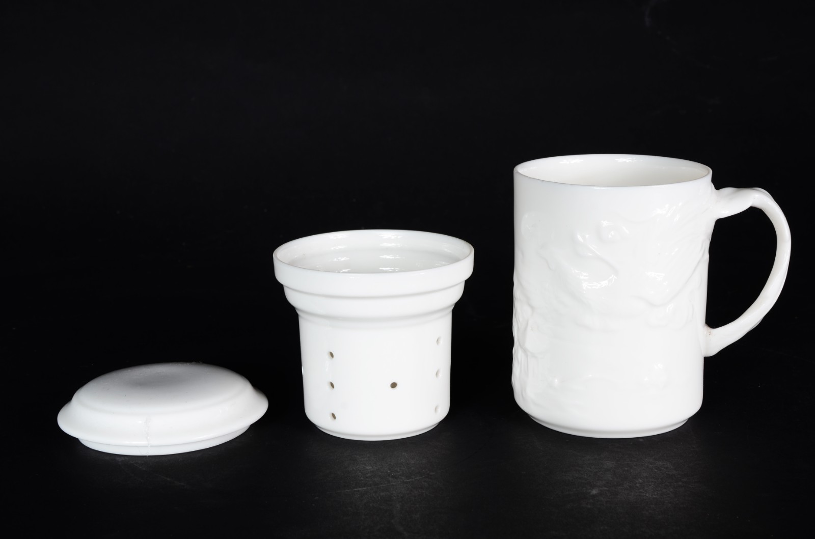 Caneca para chá com coador interno de cerâmica branca decorada com... - foto 6 de 7