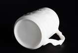 Caneca para chá com coador interno de cerâmica ... - Caneca para chá com coador interno de cerâmica branca decorada com pagode chines em relevo. Mínimo bicado.