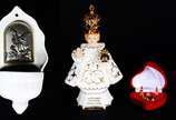 Diversas peças sacras, sendo: porta água benta ... - Diversas peças sacras, sendo: porta água benta de porcelana com placa laminada em relevo; Estojo com miniatura de presépio de metal dourado; e, ...