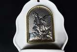 Diversas peças sacras, sendo: porta água benta ... - Diversas peças sacras, sendo: porta água benta de porcelana com placa laminada em relevo; Estojo com miniatura de presépio de metal dourado; e, ...