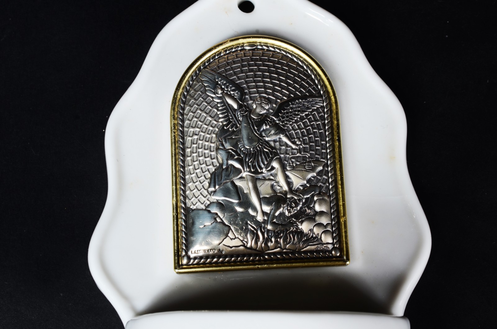 Diversas peças sacras, sendo: porta água benta de porcelana com placa... - foto 2 de 11