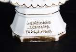 Diversas peças sacras, sendo: porta água benta ... - Diversas peças sacras, sendo: porta água benta de porcelana com placa laminada em relevo; Estojo com miniatura de presépio de metal dourado; e, ...