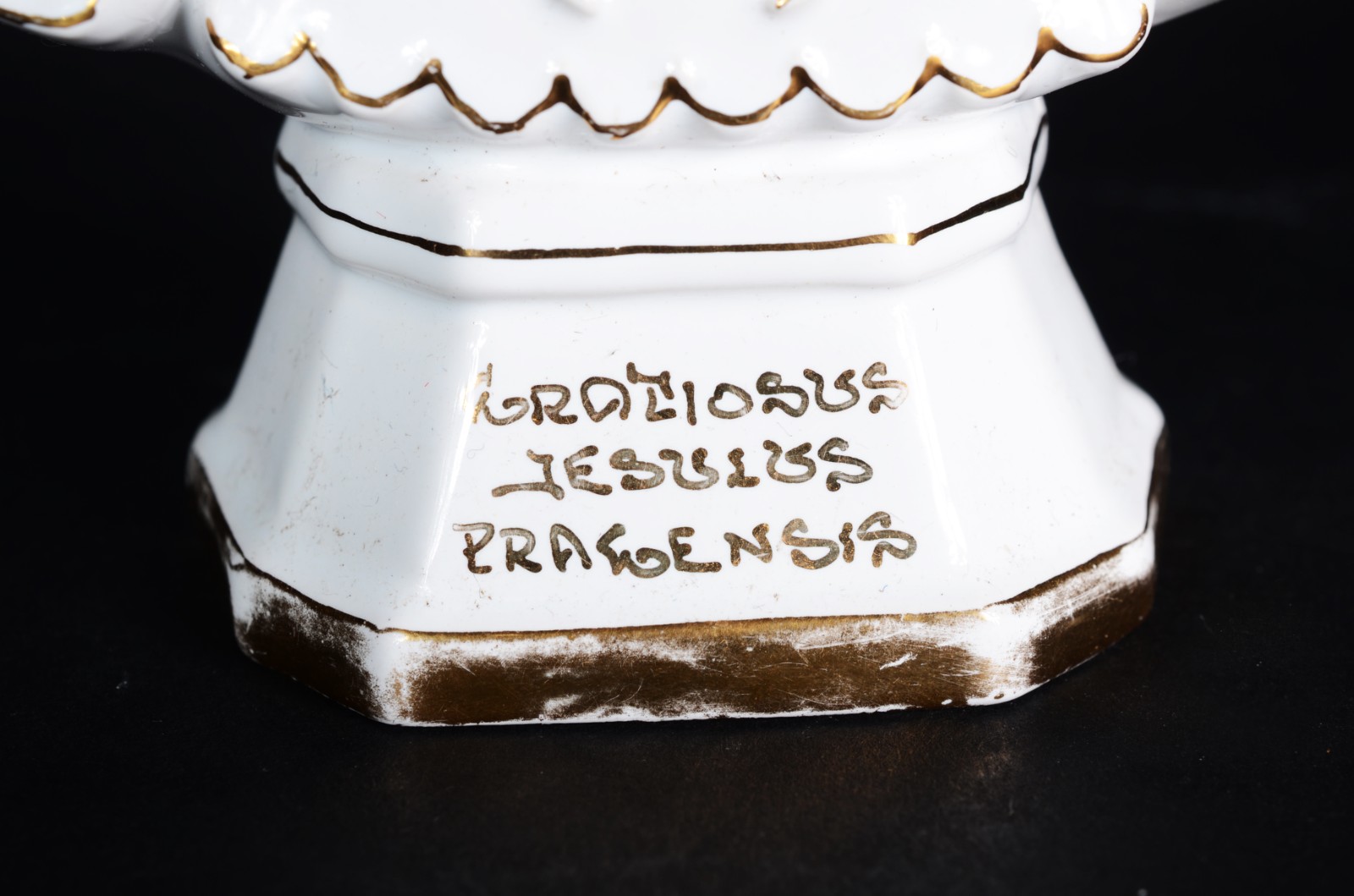 Diversas peças sacras, sendo: porta água benta de porcelana com placa... - foto 5 de 11