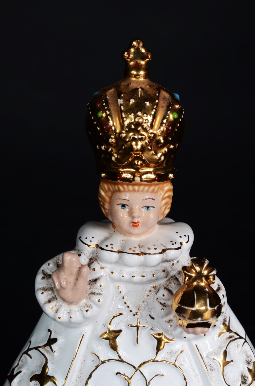 Diversas peças sacras, sendo: porta água benta de porcelana com placa... - foto 6 de 11