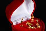 Diversas peças sacras, sendo: porta água benta ... - Diversas peças sacras, sendo: porta água benta de porcelana com placa laminada em relevo; Estojo com miniatura de presépio de metal dourado; e, ...