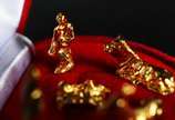 Diversas peças sacras, sendo: porta água benta ... - Diversas peças sacras, sendo: porta água benta de porcelana com placa laminada em relevo; Estojo com miniatura de presépio de metal dourado; e, ...