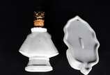 Diversas peças sacras, sendo: porta água benta ... - Diversas peças sacras, sendo: porta água benta de porcelana com placa laminada em relevo; Estojo com miniatura de presépio de metal dourado; e, ...