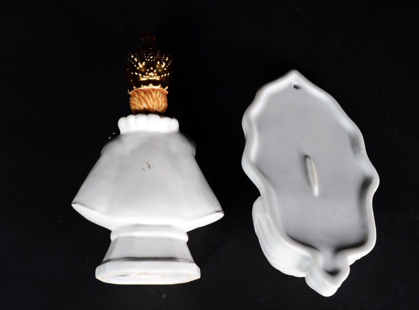 Diversas peças sacras, sendo: porta água benta de porcelana com placa... - foto 11 de 11