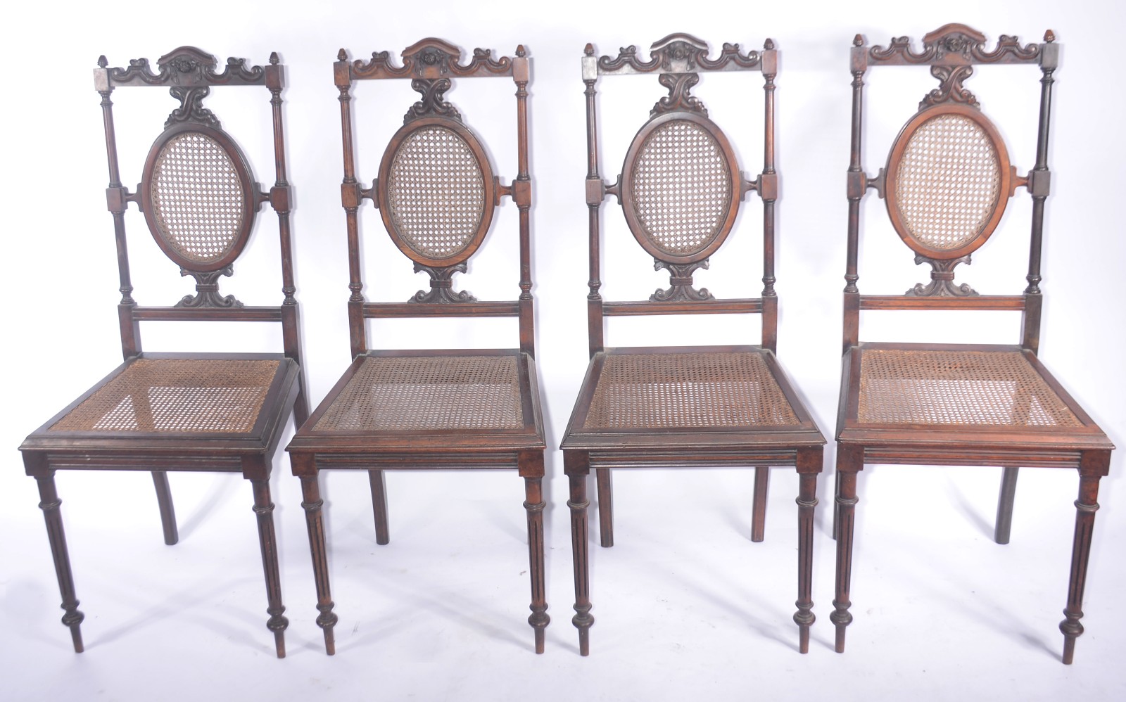 Conjunto com 4 cadeiras singelas de madeira nobre, assentos de... - foto 1 de 6
