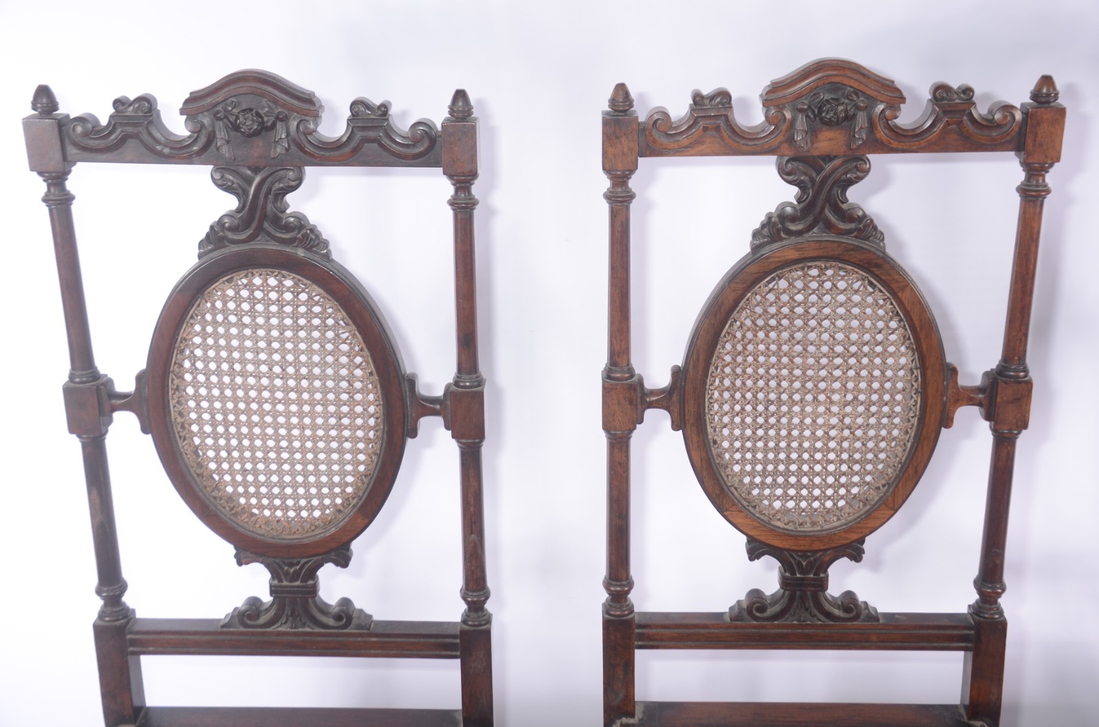 Conjunto com 4 cadeiras singelas de madeira nobre, assentos de... - foto 3 de 6