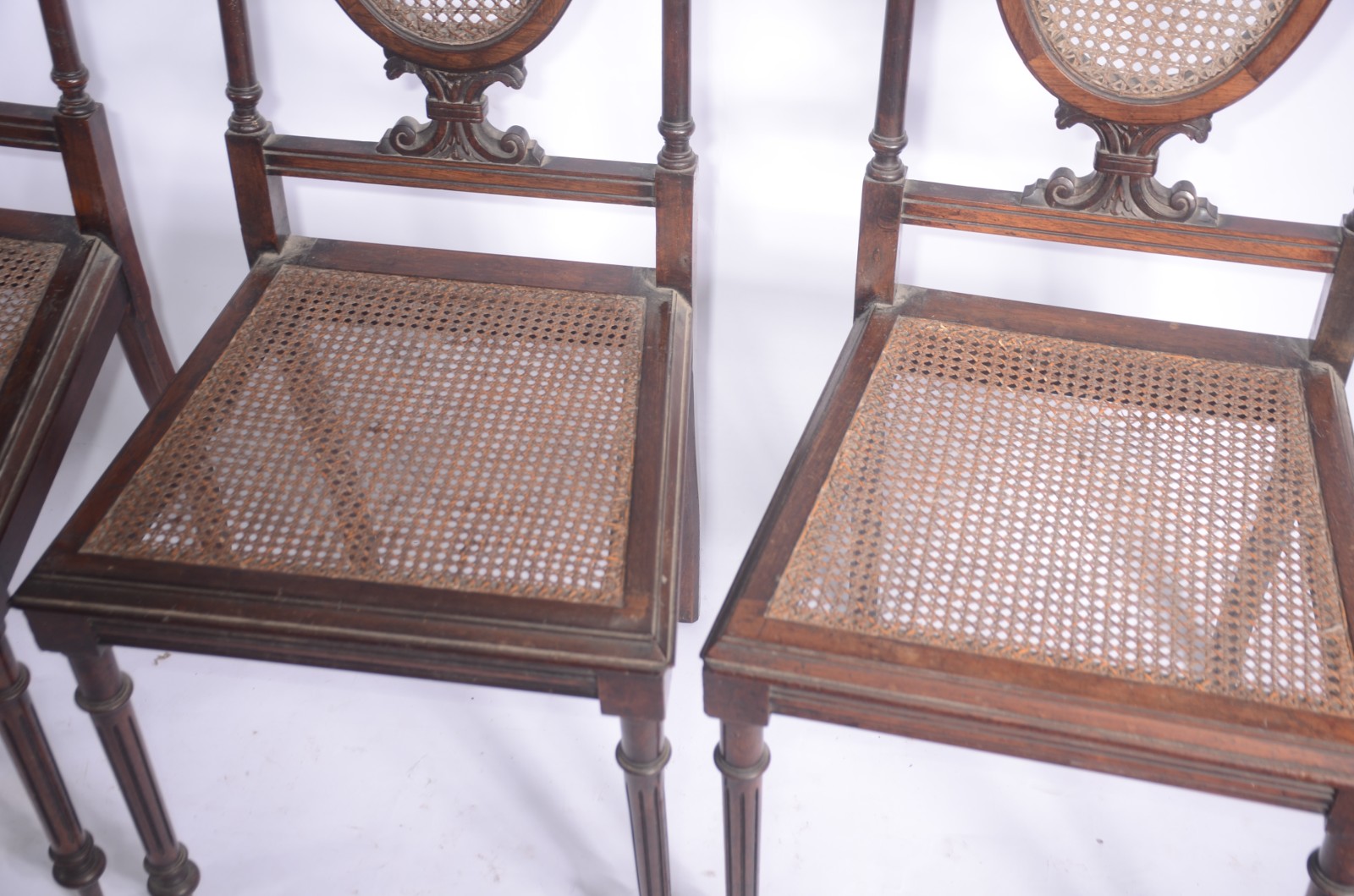 Conjunto com 4 cadeiras singelas de madeira nobre, assentos de... - foto 4 de 6