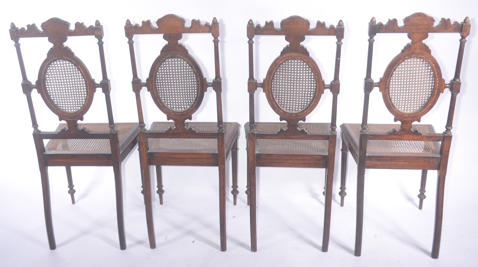 Conjunto com 4 cadeiras singelas de madeira nobre, assentos de... - foto 5 de 6